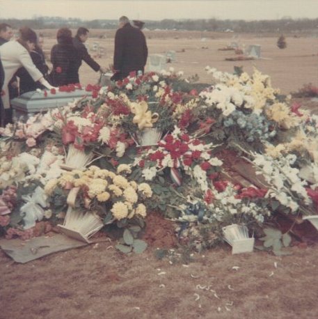 21-Final funeral picture as the people were leaving the cemetary